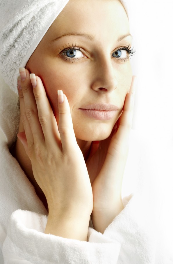 Woman-holding-face